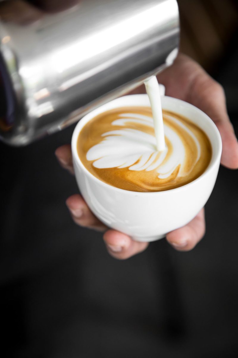Leche texturizada sobre un cappuccino en la barra